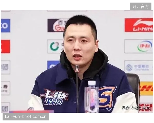 上海队主教练卢伟凭借带领球队夺得常规赛冠军的卓越表现,当选赛季最佳教练员,其防守体系备受赞誉。 上海队主教练卢伟凭借带领球队夺得常规赛冠军的卓越表现,当选赛季最佳教练员,其防守体系备受赞誉。